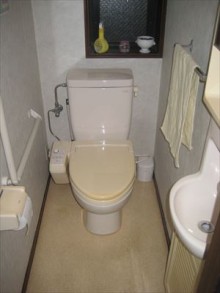 グリーンの壁紙で爽やかトイレに